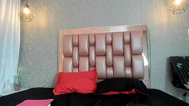 KOURTNEY-- online show from November 7, 2025, 2:33 am