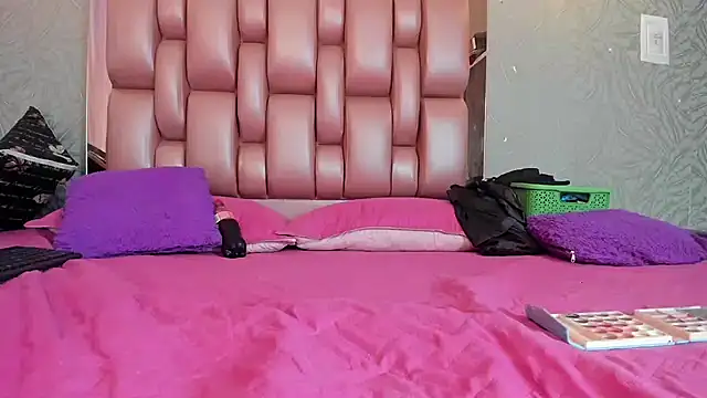 KOURTNEY-- online show from December 19, 2025, 2:51 am