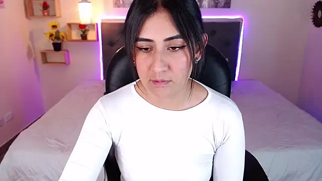 Snapshot of mia_aira chatting on December 5, 2024, 8:33 pm mia aira online show from December 5, 2024, 8:33 pm