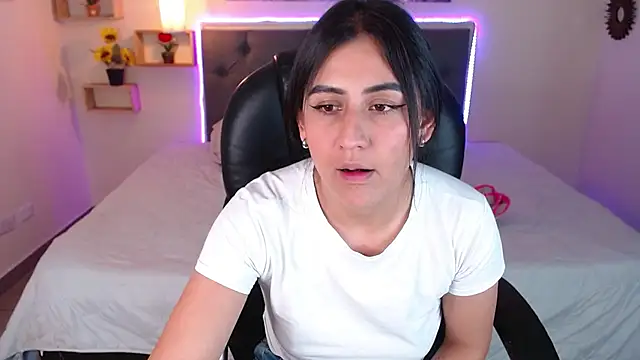 Snapshot of mia_aira chatting on December 6, 2024, 8:29 pm mia aira online show from December 6, 2024, 8:29 pm