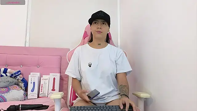 Snapshot of Karoll_horny_ chatting on February 24, 2025, 7:19 pm Karoll horny online show from February 24, 2025, 7:19 pm