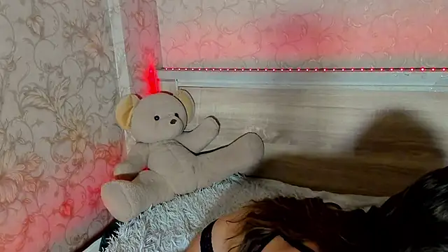 emma77  online show from November 15, 2025, 9:11 pm