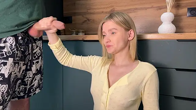 Adelovenick online show from February 15, 2026, 7:51 am