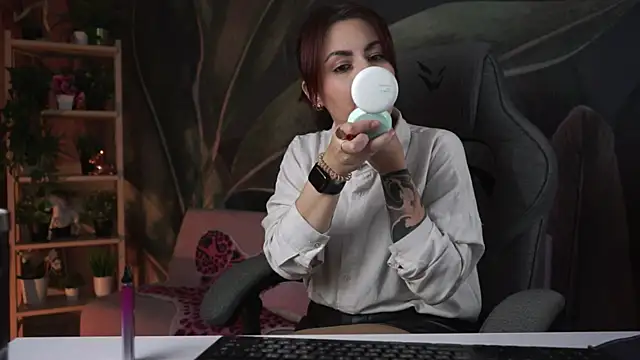 Lana  May online show from October 19, 2025, 6:03 am