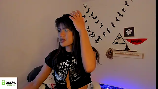 meganthompsonn22 online show from October 6, 2025, 5:05 am