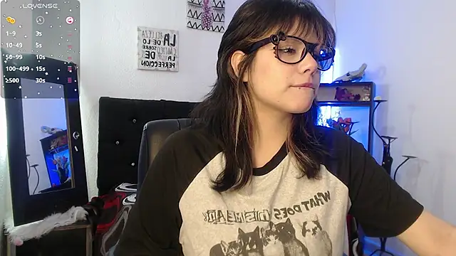 Snapshot of mixie_cute chatting on November 4, 2025, 1:32 pm mixie cute online show from November 4, 2025, 1:32 pm