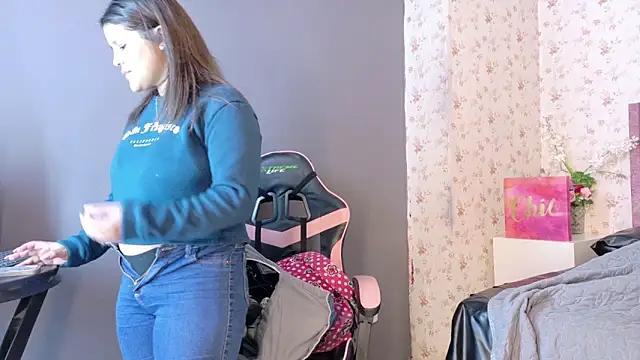 Snapshot of AvrillThomas chatting on October 13, 2025, 3:34 pm AvrillThomas online show from October 13, 2025, 3:34 pm