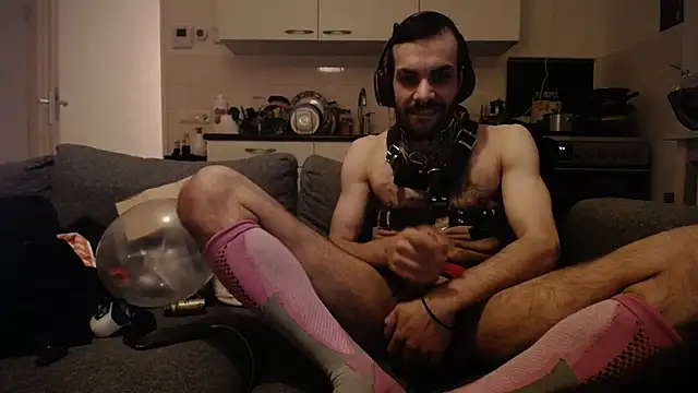 P4RtYBOII92 online show from November 18, 2025, 9:19 pm