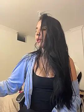  miaquevedo  online show from April 28, 2026, 2:22 pm