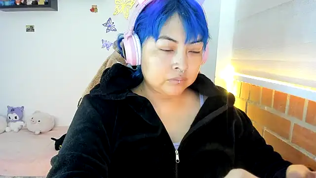 Shaddycute  online show from October 28, 2025, 2:31 pm