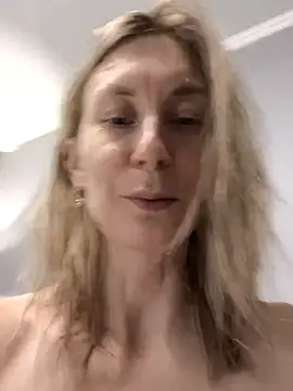 Snapshot of AvelinaLeoni chatting on October 13, 2025, 6:46 am AvelinaLeoni online show from October 13, 2025, 6:46 am