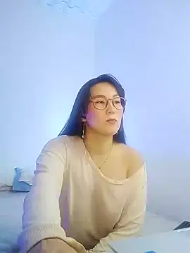 Elle Lee  online show from December 5, 2024, 10:45 pm
