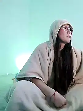Elle Lee  online show from December 11, 2024, 5:32 am