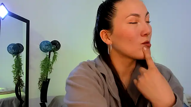 Elle Lee  online show from January 3, 2025, 3:05 am