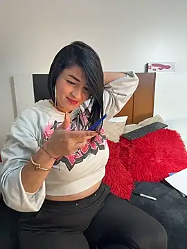 Snapshot of karenlennox1 chatting on April 24, 2026, 1:19 am karenlennox1 online show from April 24, 2026, 1:19 am