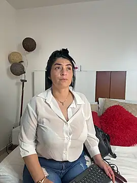 Snapshot of karenlennox1 chatting on May 10, 2026, 6:02 pm karenlennox1 online show from May 10, 2026, 6:02 pm