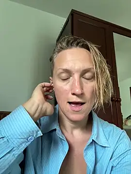 Snapshot of UmaTruewoman chatting on May 5, 2026, 5:26 am UmaTruewoman online show from May 5, 2026, 5:26 am