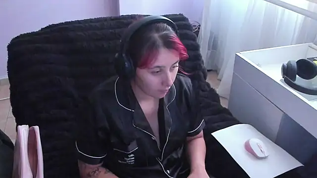 bonnie moon  online show from October 11, 2025, 8:18 pm