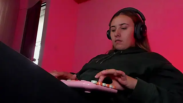 bonnie moon  online show from December 22, 2025, 9:23 pm