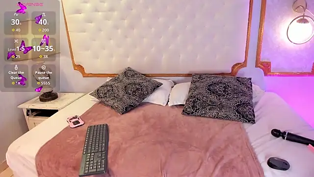 Paiige peach online show from November 23, 2025, 11:21 am