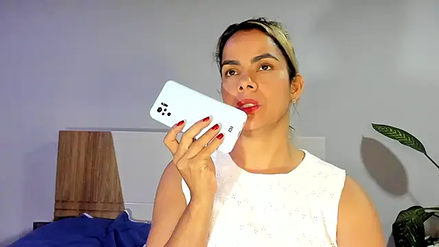 ClaraMariaMon online show from December 31, 2024, 11:17 pm