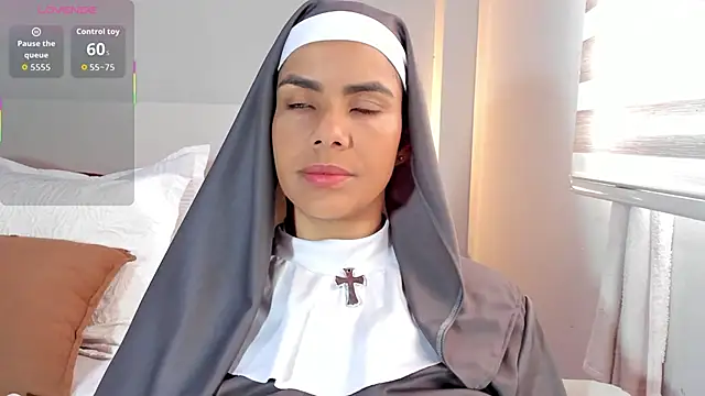 ClaraMariaMon online show from November 11, 2025, 1:44 pm