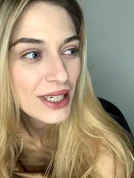 Lolitaxlola online show from November 17, 2025, 9:09 pm