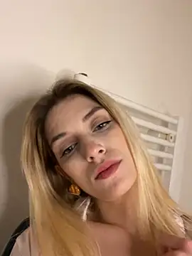 Snapshot of Lolitaxlola chatting on April 18, 2026, 1:42 am Lolitaxlola online show from April 18, 2026, 1:42 am
