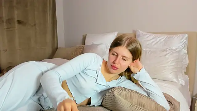 kirraa  online show from November 21, 2025, 7:34 pm