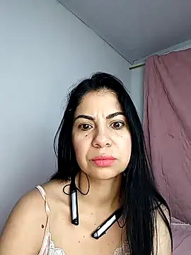 saralunabella online show from December 22, 2024, 4:17 pm