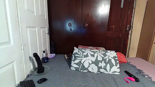 Smoochy  online show from December 4, 2025, 4:44 am