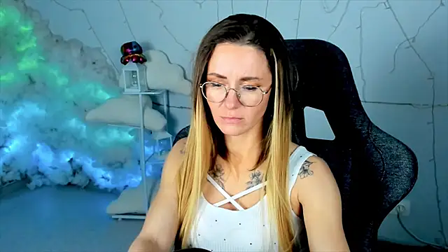 LadyIzabel online show from February 23, 2025, 11:44 am