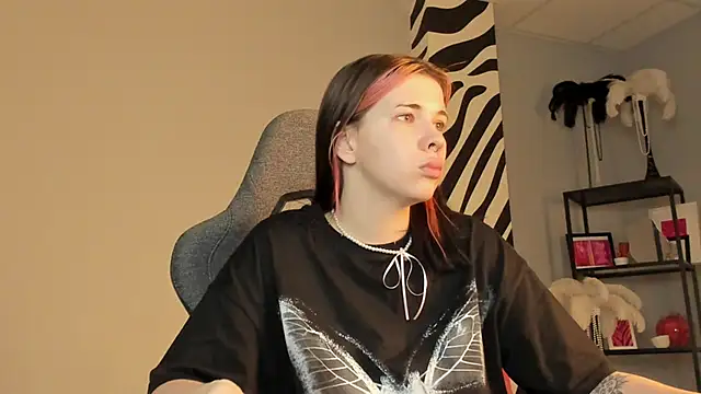 AliceSunday online show from December 19, 2025, 1:56 am