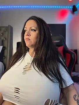 curvyfunlover online show from July 4, 2026, 4:13 pm