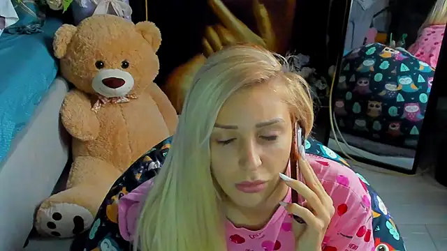 glossy blondegirl online show from November 14, 2025, 1:54 pm