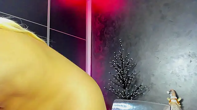 glossy blondegirl online show from December 3, 2025, 8:07 pm