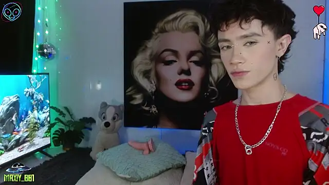 maxiy 001 online show from May 15, 2026, 2:18 am