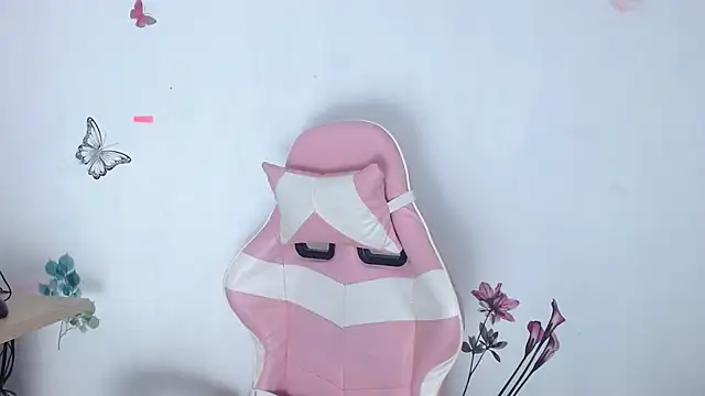 Snapshot of helen_kinett chatting on February 21, 2026, 12:44 am helen kinett online show from February 21, 2026, 12:44 am