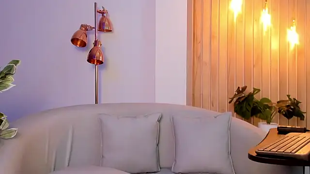 AriRobert  online show from September 15, 2025, 4:34 am