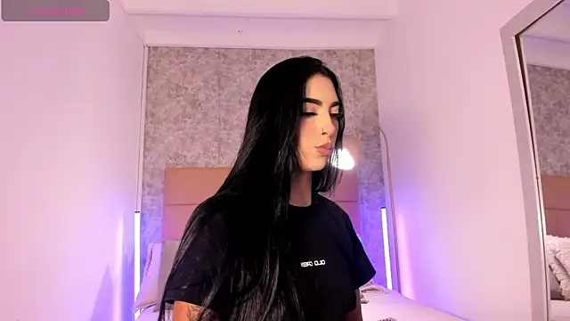 AriRobert  online show from November 28, 2025, 7:05 pm