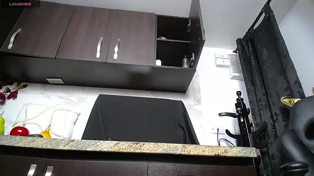 Snapshot of iniyalaboni chatting on October 13, 2025, 8:20 pm iniyalaboni online show from October 13, 2025, 8:20 pm