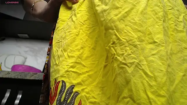 Snapshot of iniyalaboni chatting on October 17, 2025, 8:00 pm iniyalaboni online show from October 17, 2025, 8:00 pm