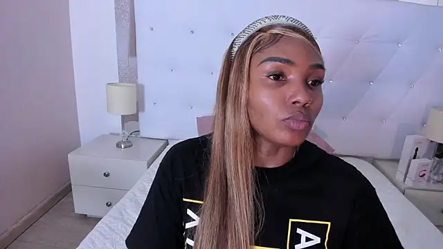 Isla Scott online show from November 26, 2025, 11:22 am