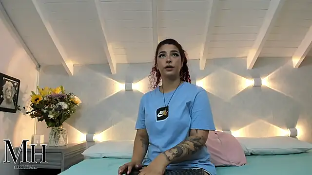 Snapshot of MizzHell chatting on October 1, 2025, 12:44 pm MizzHell online show from October 1, 2025, 12:44 pm