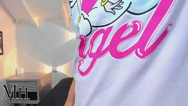 Snapshot of MizzHell chatting on October 6, 2025, 12:46 pm MizzHell online show from October 6, 2025, 12:46 pm