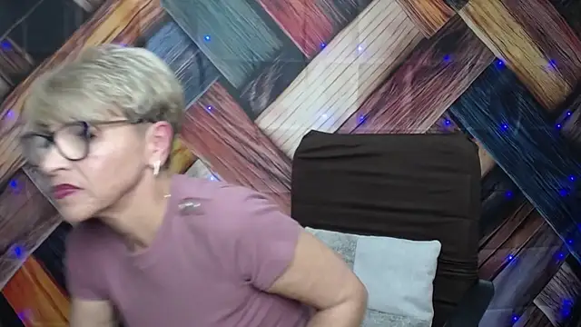 Snapshot of EllaBonito chatting on October 6, 2025, 11:51 am EllaBonito online show from October 6, 2025, 11:51 am