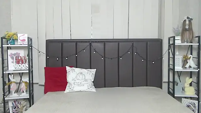 LauraHlot online show from November 22, 2025, 6:51 pm