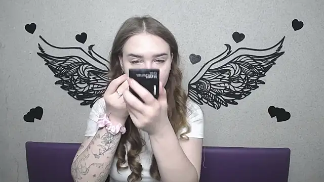 LauraHlot online show from April 29, 2026, 6:06 am