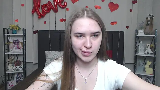 LauraHlot online show from May 1, 2026, 5:39 pm