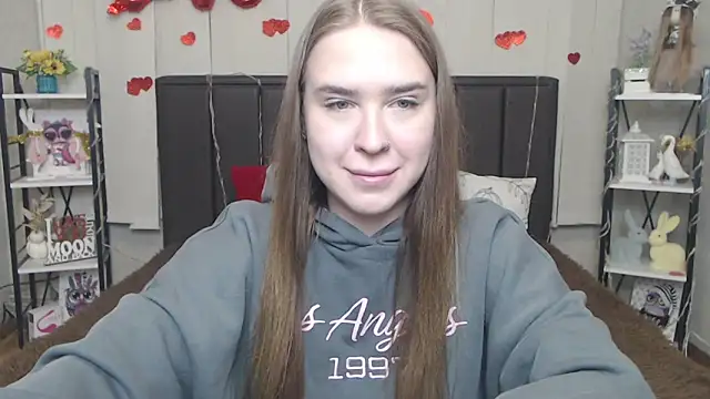LauraHlot online show from May 3, 2026, 5:52 pm